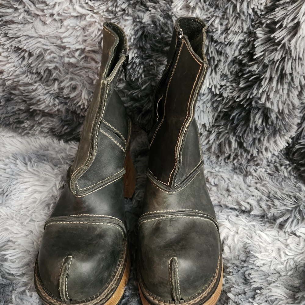 Women’s Platform Boot in Dark Gray with Contrast Stitching